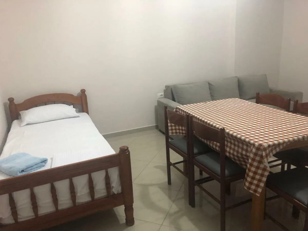 Xhulio Apartments Sarandë 0*,